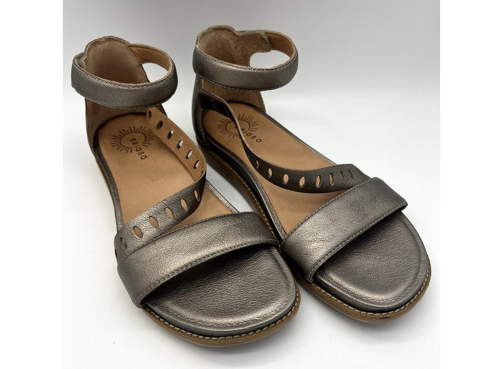 Brioso Vista Metallic Silver Strappy Leather Flat Casual Comfy Sandal Size 9.5